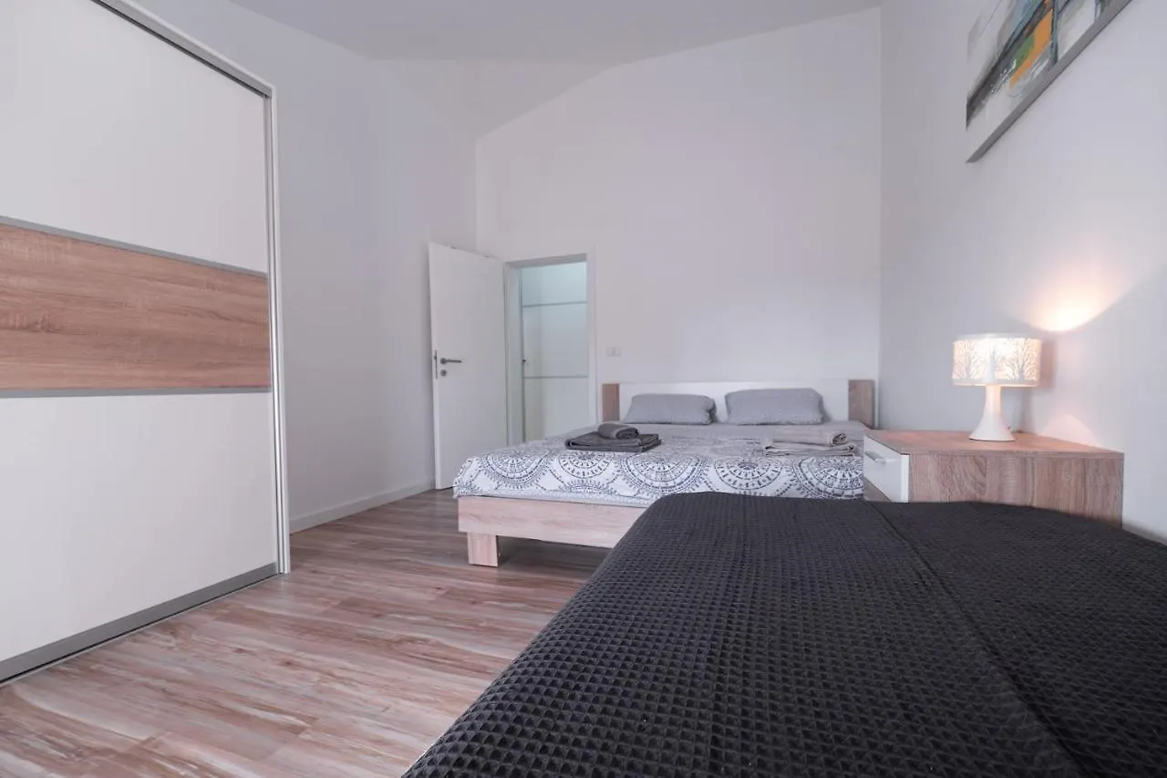 Apartment Shurida Pula 0*,